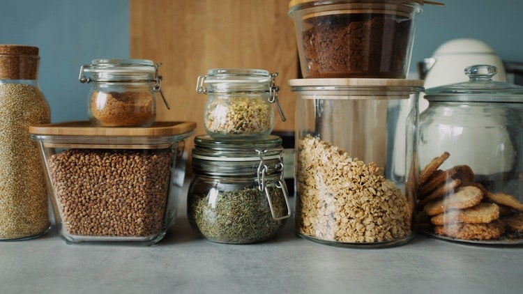 10-essentials-you-need-to-keep-in-your-pantry-all-the-time